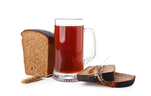 Tazza Kvass Fresco Pane Sfondo Bianco — Foto Stock