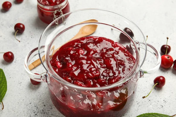 Pot Cuisson Avec Confiture Cerises Sucrée Sur Fond Clair — Photo