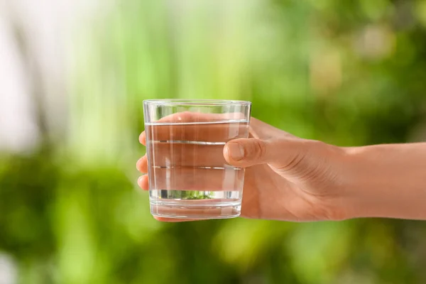 Female Hand Glass Fresh Cold Water Outdoors Closeup — Stock Photo, Image