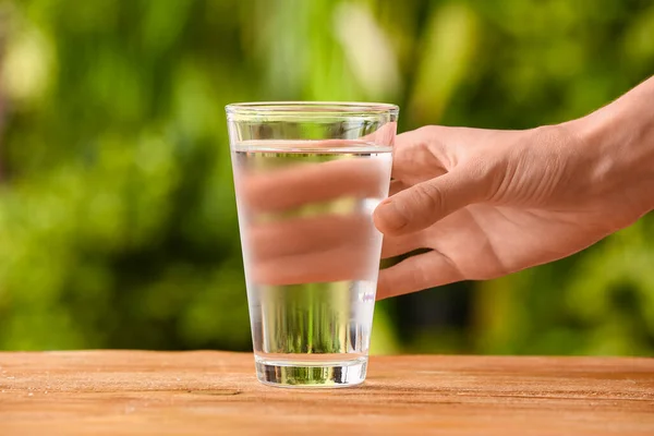 Female Hand Glass Fresh Cold Water Table Outdoors Closeup — Stock Photo, Image