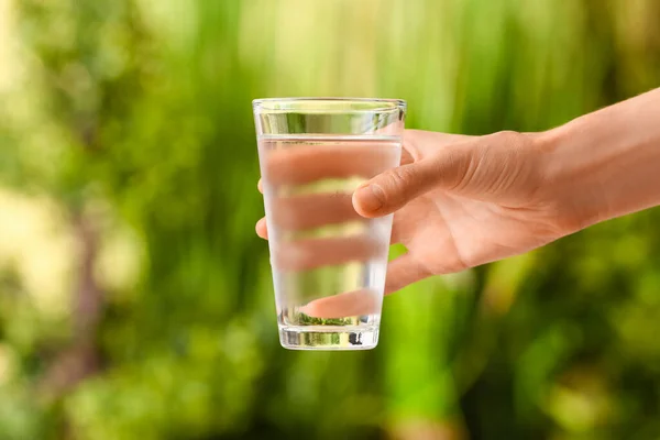 Female Hand Glass Fresh Cold Water Outdoors Closeup — Stock Photo, Image