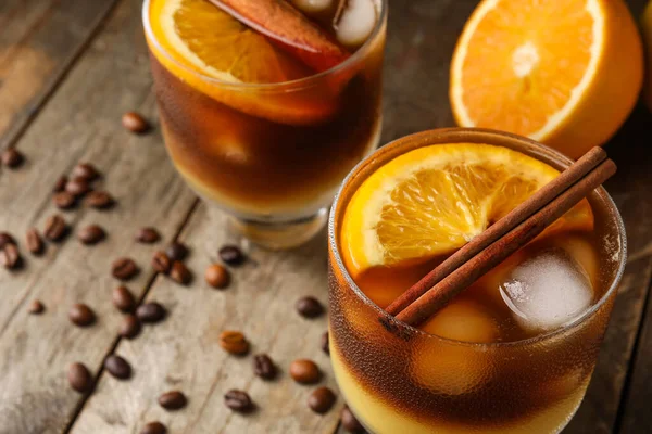 Glazen Lekkere Koffie Met Sinaasappelsap Houten Ondergrond Close — Stockfoto