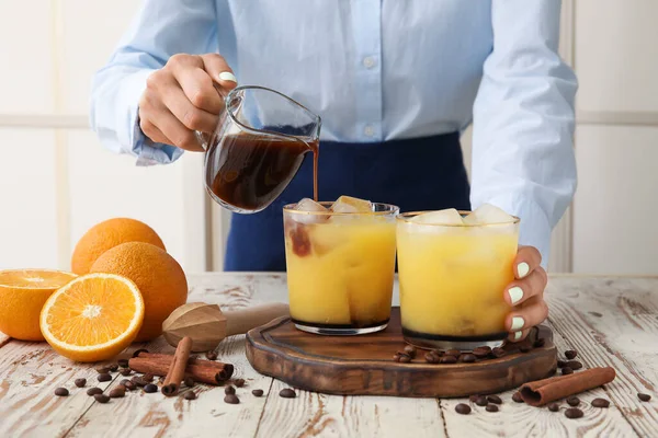 Frau Gießt Kaffee Glas Mit Orangensaft Auf Tisch Küche Nahaufnahme — Stockfoto