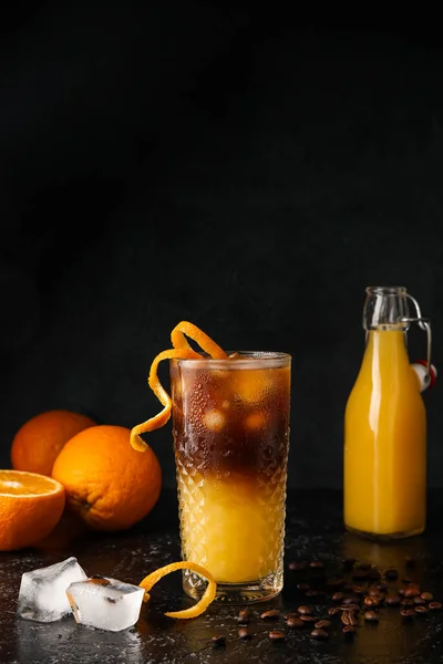 Glas Lekkere Koffie Met Sinaasappelsap Donkere Achtergrond — Stockfoto