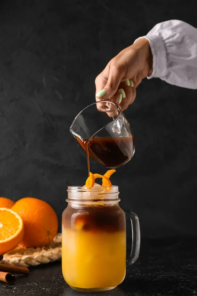 Vrouw Gieten Koffie Metselaar Pot Met Sinaasappelsap Donkere Achtergrond Close — Stockfoto