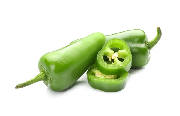 白色背景的绿色胡椒和薄片 — 图库照片
