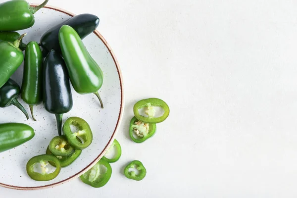 Plate Cut Green Jalapeno Peppers Light Background — Stock Photo, Image