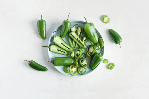 Plate Cut Green Jalapeno Peppers Light Background — Stock Photo, Image