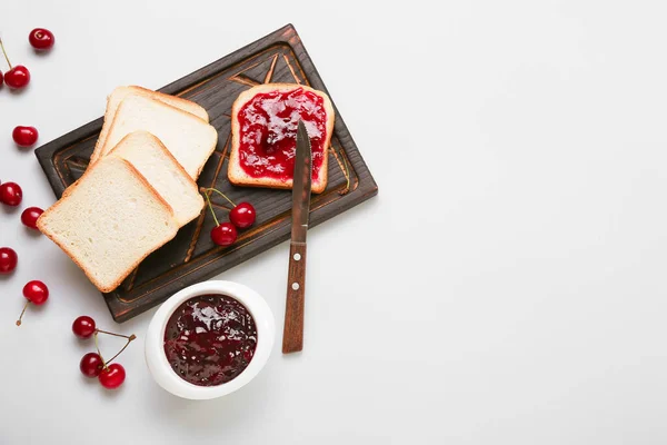 Вкусный Сэндвич Вишневым Джемом Белом Фоне — стоковое фото