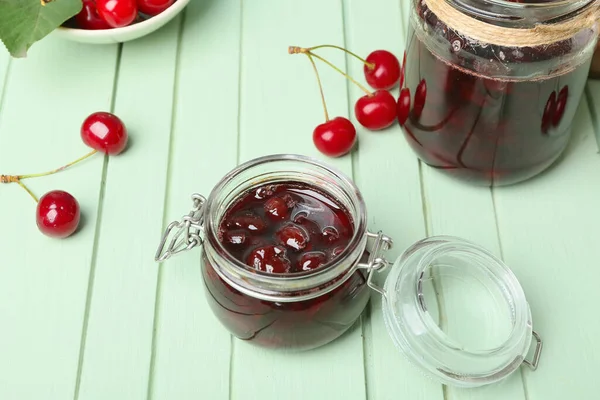 Vasi Con Gustosa Marmellata Ciliegie Sfondo Legno Colori — Foto Stock