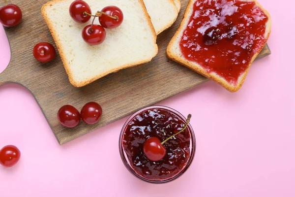 Sandwiches Con Sabrosa Mermelada Cereza Sobre Fondo Color Primer Plano — Foto de Stock