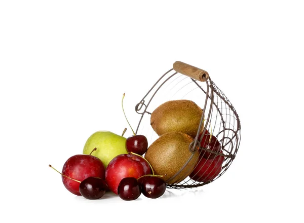 Cesta Con Frutas Frescas Sobre Fondo Blanco —  Fotos de Stock