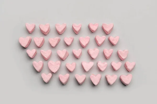 Gri Arkaplanda Tatlı Kalp Şeklinde Şekerlemeler — Stok fotoğraf