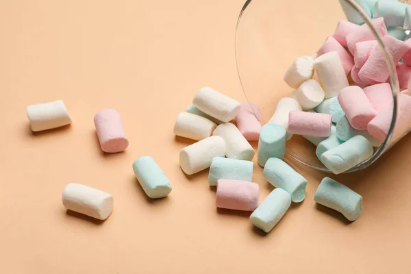 Overturned Glass Delicious Marshmallows Color Background Closeup — Stock Photo, Image