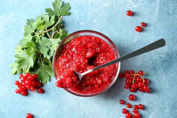 Bol Savoureux Confiture Groseilles Rouges Baies Feuilles Sur Fond Couleur — Photo