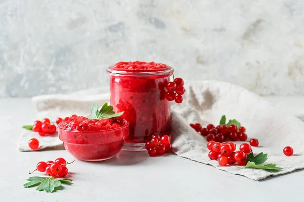 Bowl Jar Tasty Red Currant Jam Light Background — Stock Photo, Image