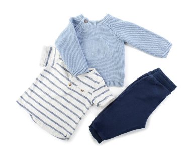 Beyaz arka planda şık bebek kıyafetleri