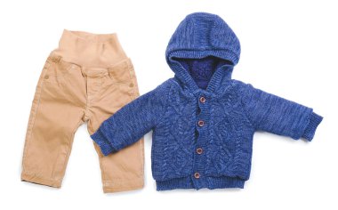 Beyaz arka planda şık bebek kıyafetleri