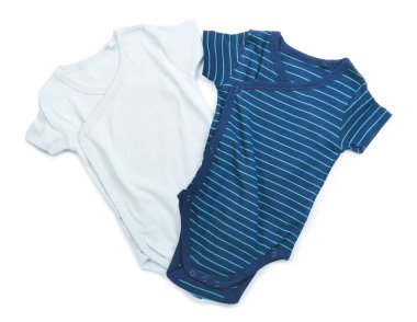 Beyaz arka planda şık bebek kıyafetleri