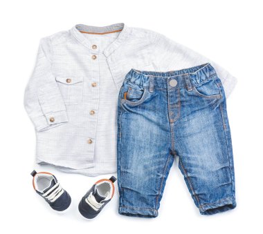 Beyaz arka planda şık bebek kıyafetleri