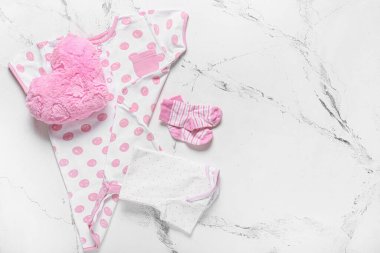 Beyaz arka planda şık bebek kıyafetleri