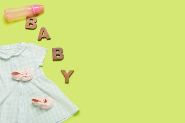 Renkli bebek kıyafetleri.