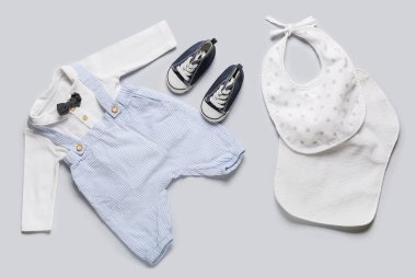 Aydınlık arkaplanda şık bebek kıyafetleri