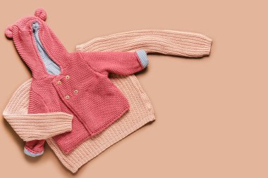 Renkli bebek kıyafetleri