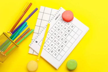 Renkli arka planda keçeli kalem ve badem kurabiyesi takvimiName