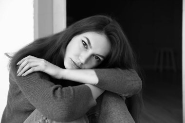 Siyah ve evdeki depresif genç kadının portresi