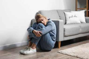 Depresif genç kadın evde