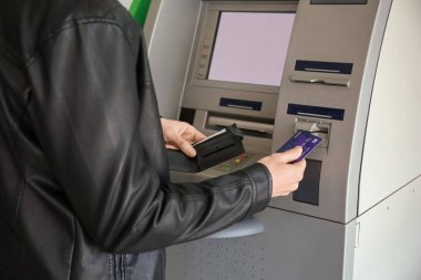 Atm para çekme adam