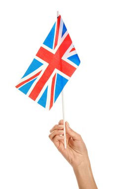 Beyaz arka planda Büyük Britanya bayrağı taşıyan bir kadın el.