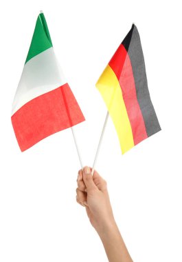Beyaz arka planda İtalya ve Almanya bayraklarıyla kadın eli