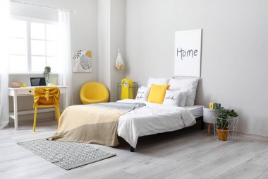 Rahat yataklı şık bir oda.