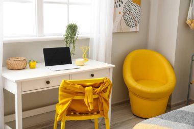 Modern işyerine sahip şık bir oda.