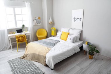 Rahat yataklı şık bir oda.