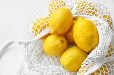 Limonlu iple asılmış çanta, yakın plan.