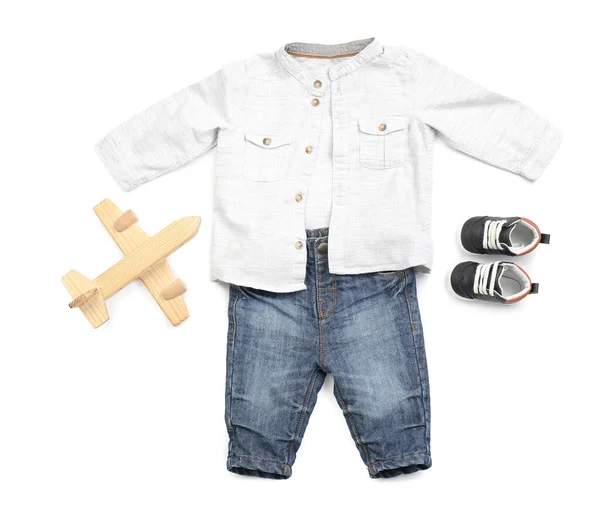 Eleganti Vestiti Bambini Con Giocattolo Sfondo Bianco — Foto Stock