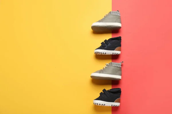 Eleganti Scarpe Bambino Sfondo Colore — Foto Stock