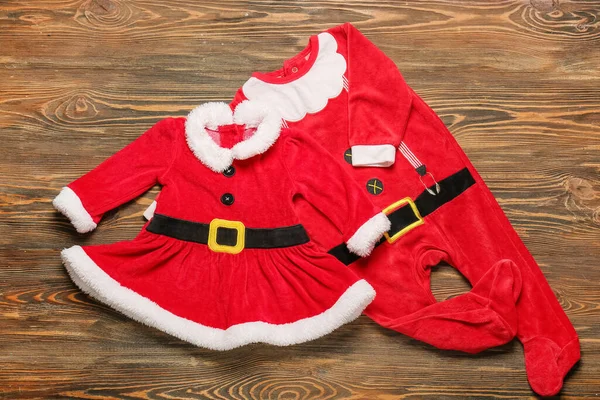 木制背景下婴儿用的时髦圣诞老人服装 — 图库照片