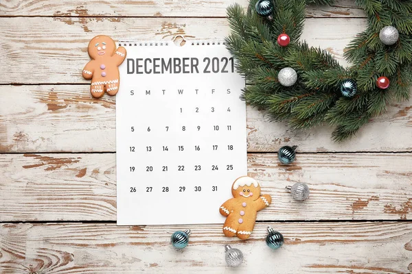 Composición Navideña Con Calendario Sobre Fondo Blanco Madera — Foto de Stock
