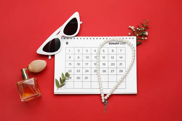 Calendario Con Accesorios Femeninos Sobre Fondo Color — Foto de Stock