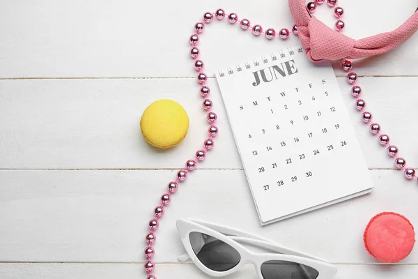 Kalender Mit Makronen Und Weiblichen Accessoires Auf Hellem Holzgrund — Stockfoto