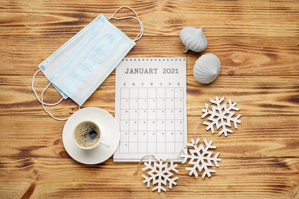 Calendario Con Decoración Navideña Taza Café Máscaras Médicas Sobre Fondo —  Fotos de Stock