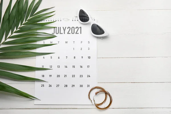 Calendario Con Accessori Femminili Foglia Tropicale Sfondo Legno Chiaro — Foto Stock