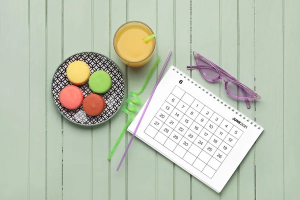 彩色木制底座上装有果汁 金银花和眼镜的日历 — 图库照片
