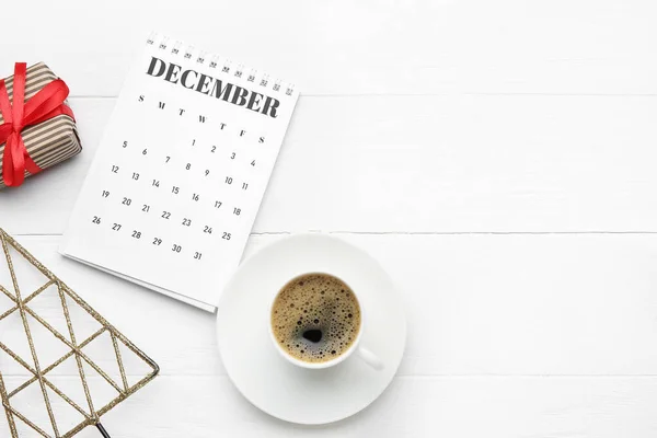 Calendario Con Regalo Tazza Caffè Sfondo Legno Chiaro — Foto Stock