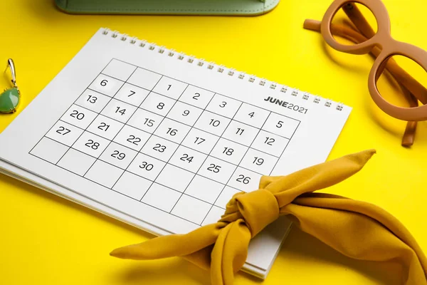 Calendario Con Accesorios Femeninos Sobre Fondo Color Primer Plano — Foto de Stock