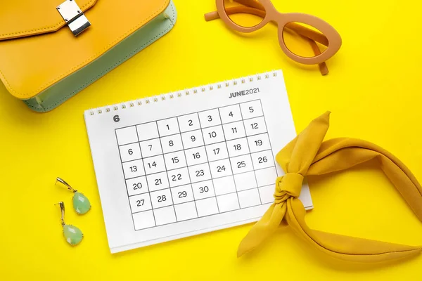 Calendario Con Accesorios Femeninos Sobre Fondo Color — Foto de Stock